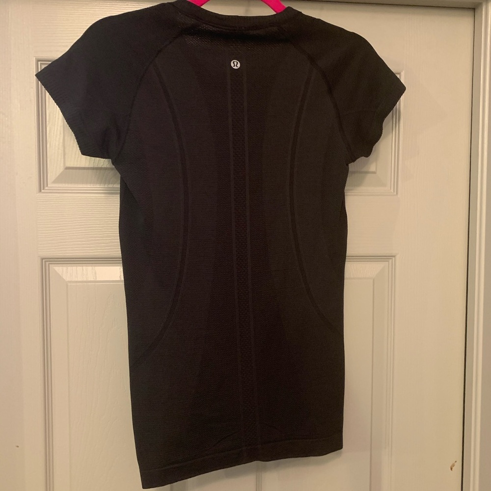 LIKE NEW LULULEMON SWIFTLY TECH CREW